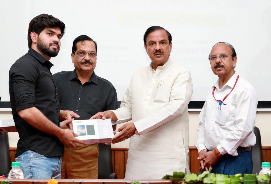 Hon'ble MP Dr. Mahesh Sharma &nbsp;distributed tablets to 400 students at Sharda University on 17th May 2022