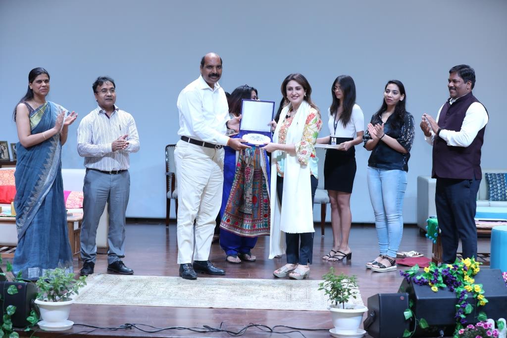 Famous actress Juhi Babbar Soni performed in the chorus